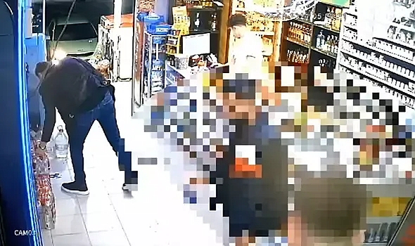 Beylikdüzü'nde kadını bıçakla tehdit edip aracını gasp ettiler!