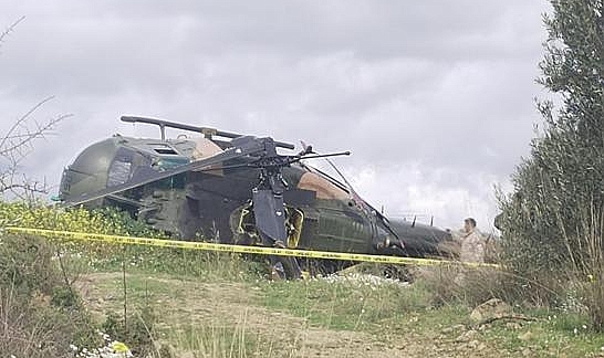 İzmir'de askeri helikopter boş araziye zorunlu iniş yaptı: 1 yaralı