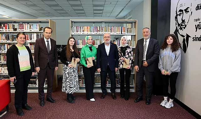 KAYÜ Rektörü, Çok Kitap Okuyan Öğrencileri Ödüllendirdi
