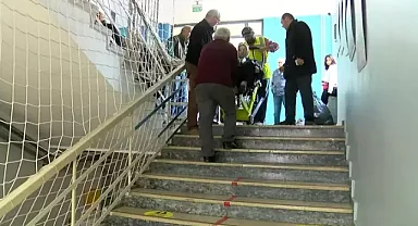 Yaşlı ve engelliler oy kullanmak için engelleri aştılar...