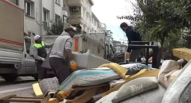 Avcılar'da kiracılara kızan ev sahibi eşyaları balkondan attı...