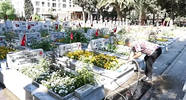 Edirnekapı Şehitliği'nde arife yoğunluğu yaşandı...