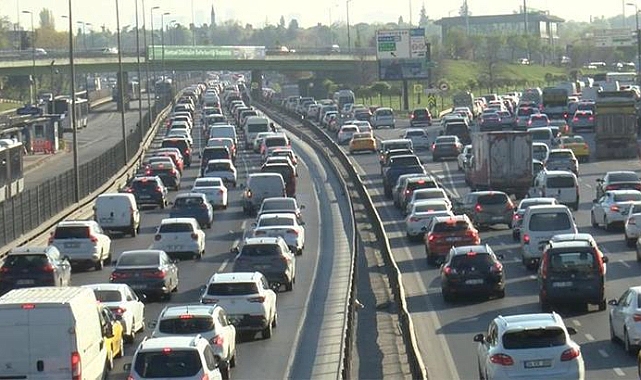 İstanbul'da bayram tatilinin ardından ilk iş gününde trafik yoğunluğu oluştu