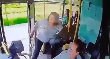 Kapısı açık ilerleyen otobüs yüzünden canı işte böyle tehlike altına atıldı!