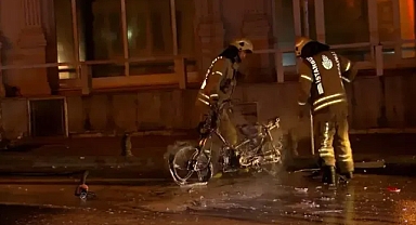 Motosiklet sürücüsü işte motorunu böyle ateşe verdi...