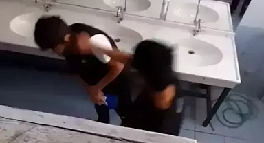 3 öğrenci, okul arkadaşlarını tuvalette darbedip görüntü çekti...