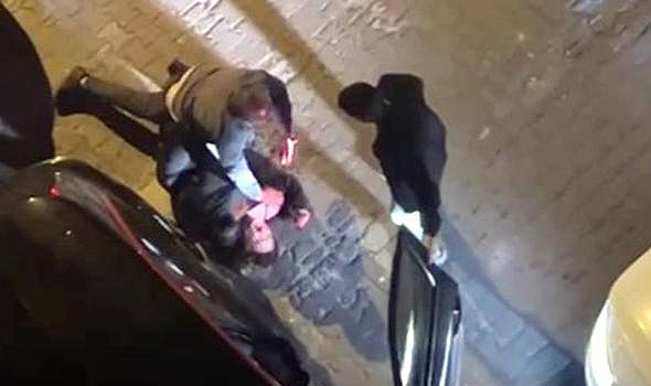 Avcılar’da eski kocasını sokak ortasında bıçakla yaraladı