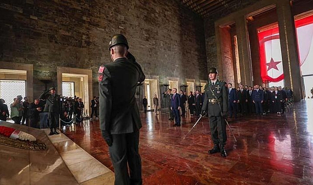 Bakan Bak, gençler ve sporcularla Anıtkabir'i ziyaret etti