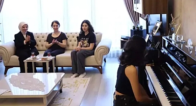 Bakan Göktaş'tan, 23 Nisan'da makamına oturan şehit kızına ziyaret...