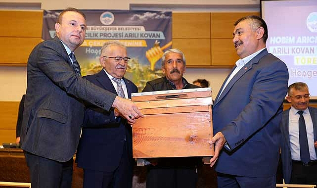Başkan Büyükkılıç Yakışanı Yaptı, Kuraya Hak Kazananların Tamamına Arılı Kovan Verdi