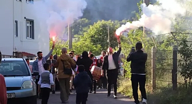 Depremde küs olduğu nişanlısını 5 gün enkaz başında bekledi, tedavisi tamamlanınca evlendi!