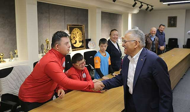 Down Futsal Takımı Sporcularından Başkan Büyükkılıç’a Sevgi Gösterisi