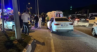 Futbolcu eşinin kullandığı otomobil, üst geçidin altında yayalara çarptı...