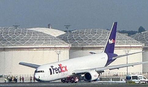 İstanbul Havalimanı'nda uçak gövde üstü indi