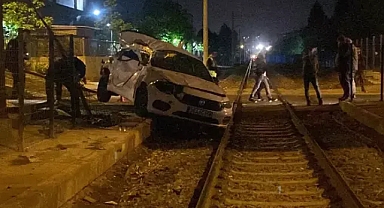 Kayseri'de inanılmaz kaza! Yolcu treninin hemzemin geçitte çarptığı otomobilin sürücüsü yaralandı