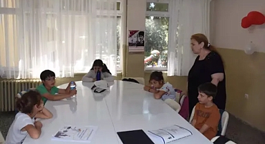 Mezunu olduğu okulda kendisi gibi görme engellilere 29 yıldır rehberlik yapıyor...