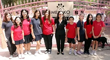 Okulda takı üretip satan Derya öğretmen ve öğrencileri, sokak köpeklerine can oldu...