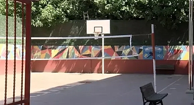 Okuldan atılan öğrenci müdüre işte böyle ateş açtı!