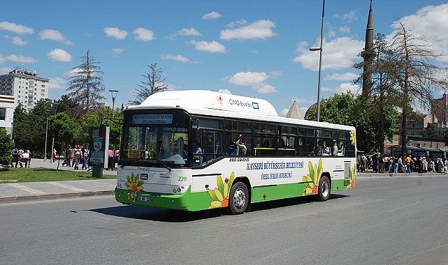 Özel halk otobüsü karşıya geçmek isteyen 2 kişiye çarptı