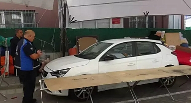 Sahibine ulaşılamayan otomobil pazar tezgahı oldu...