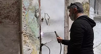 Yeni muhtar, mahallede madde bağımlılarının mekanı metruk evlere duvar ördü, kilit vurdu...