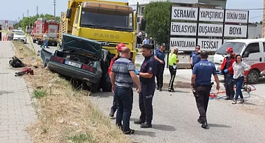 Yola çıkan köpek nedeniyle sürücüsü manevra yapan otomobil kamyonla çarpıştı...