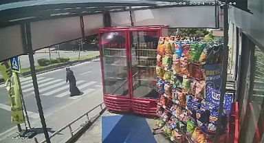 Yolun karşısına geçmeye çalışırken motosiklet çarptı, metrelerce yere savruldu...