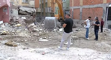 Bahçelievler'de apartman sakinlerinin hasar alan binanın önündeki bekleyişi devam ediyor