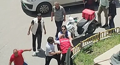 Otomobil sürücüsü ile motosikletlinin kavgasına sivil polisler son anda müdahale etti!