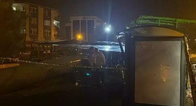 Reklam panosu vatandaşlar'a korku dolu anlar yaşattı!