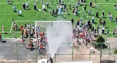 Sıcaktan bunalan öğrencilerin imdadına itfaiye koştu!