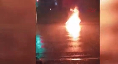 Yıldırım isabet eden motosiklet alev topuna döndü...