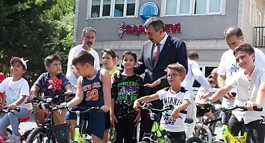 Bakan Tekin yaz okulu öğrencileriyle birarada