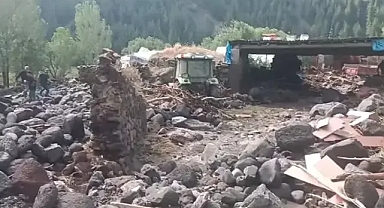 Erzurum'un Pasinler ilçesinde dün etkili olan sağanak yağış sonrası sel meydana geldi 