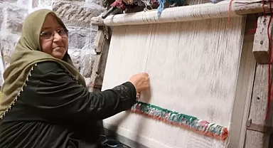 Gülten Ersan dokuduğu halılarla aile ekonomisine katkı sağladı