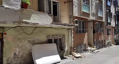 Kağıthanede binaya çarpan kamyon balkonu yıktı 