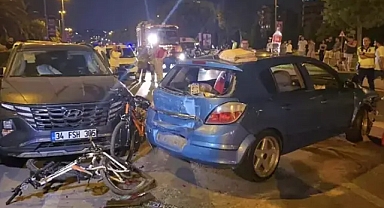 Kartal'da otomobilpark halindeki 3 araca çarptı: 3 yaralı 