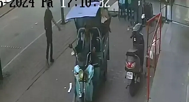 Kasadaki kağıt toplayıcısını fark etmeyip, motosikleti çaldılar; o anlar kamerada