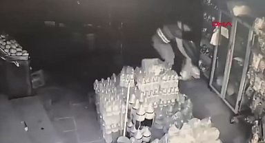 Manisa'da hırsızlık anı güvenlik kamerasına yansıdı 