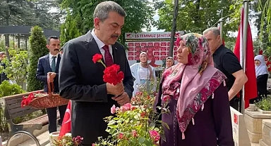 Milli Eğitim Bakanı Yusuf Tekin, Karşıyaka Mezarlığı'nda 15 Temmuz Şehitliği'ne ziyaret 