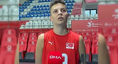 Milli voleybolcu Ebrar Karakurt altın madalya ve kürsü açıklaması