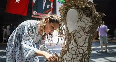 Plastik atıkları heykele dönüştürüyor