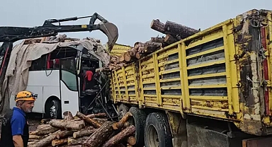 Büyük kaza: 2 ölü, 23 yaralı