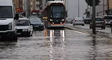 Sağanak sebebiyle yolların göle dönmesi araçlara zorluk çıkarttı