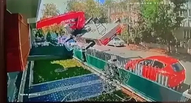 Vinç devrildi, 2 kişi vincin sepetinde yere çakıldı