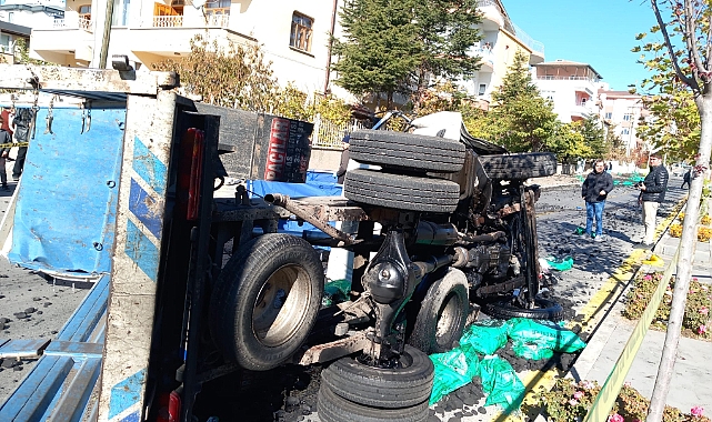 Develi’de Freni Patlayan Kamyonet Binek Otomobile Çarptı 1 Ölü 3 Kişi Ağır Yaralandı
