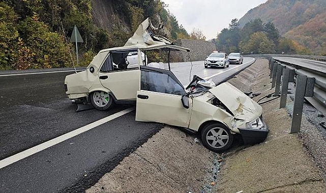 Kazada hurdaya dönen otomobilin sürücüsü hafif yaralandı
