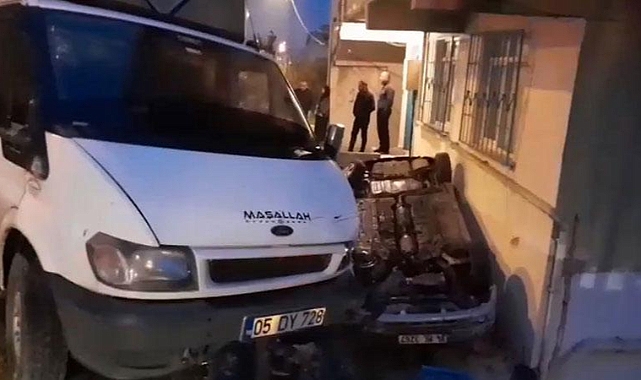 Avcılar'da kamyonetin çarptığı otomobil bina boşluğuna düştü, sokakta oynayan çocuklar son anda kurtuldu
