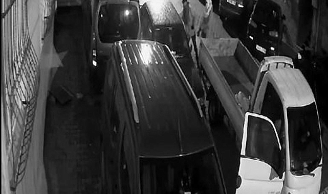 Esenyurt’ta otomobilin ses sisteminin çalınma anı güvenlik kamerasında