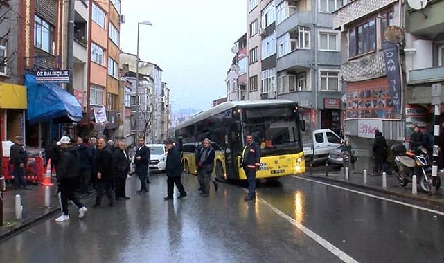 Kağıthane'de İETT otobüsü çöken yolda kaldı